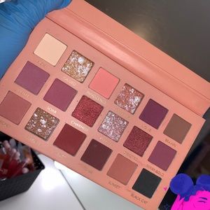 Beautiful eyeshadow pallet 🙈